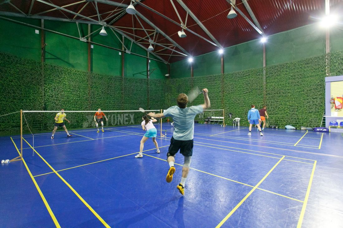 Залы бадминтона. Корт Badminton. Indoor Badminton Court. Бадминтон зал. Площадка для бадминтона.